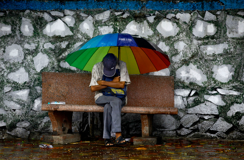 Зонтик сидит. Человек под зонтом. Лавочка с зонтиком. На скамейке под зонтом. Человек на скамейке под зонтом.