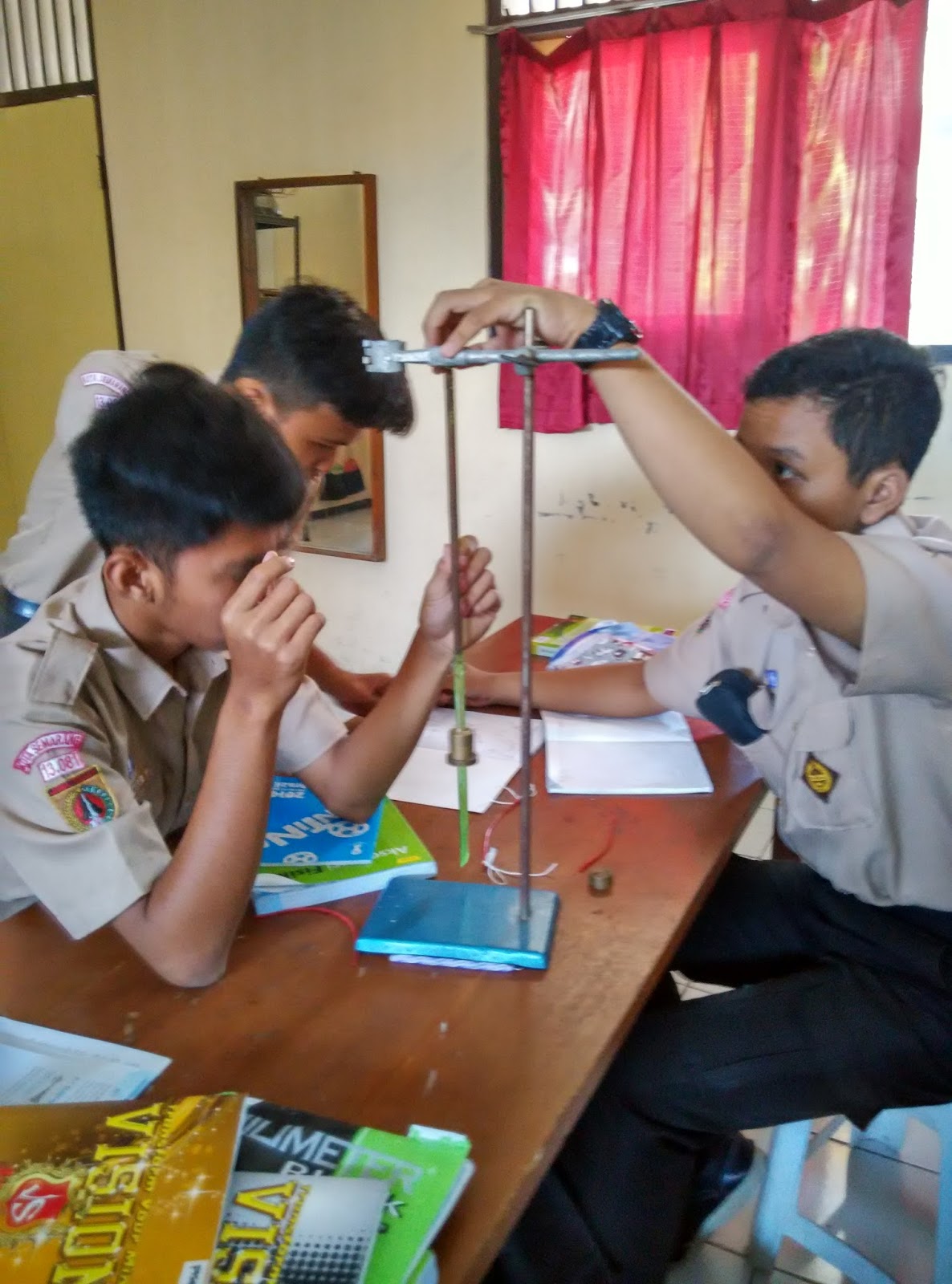 Foto Praktek Kelas XI IPA2 - Suhari Fisika SMA 10 Semarang