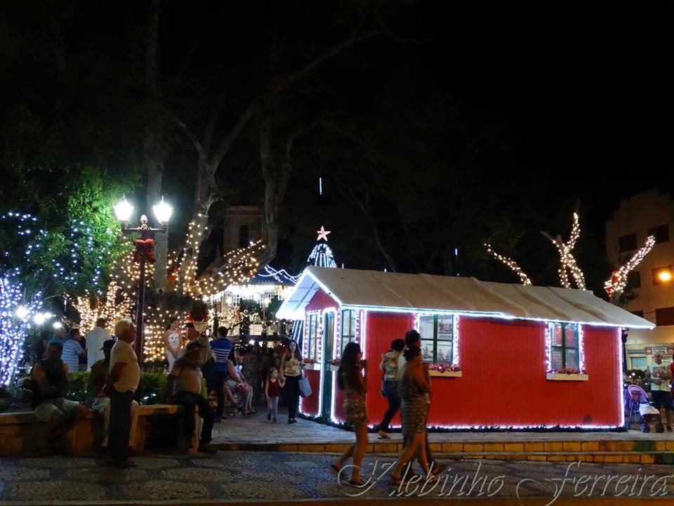 Jornal i9Minas: Decoração de Natal deixa praça iluminada e encanta  moradores de Baependi