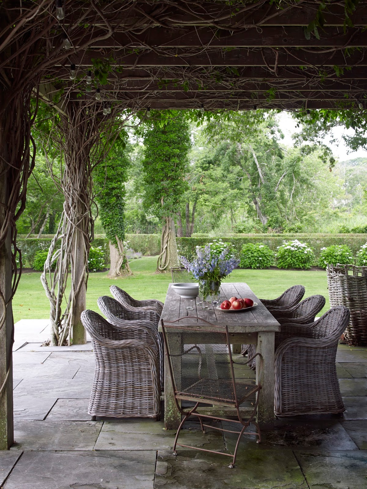 Out East Houses and Gardens of the Hamptons Design Walpaper