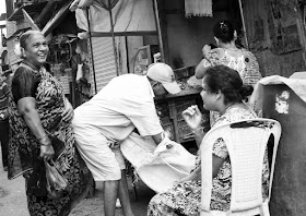 monochrome monday, black and white weekend, people, happy, kumbharwada, dharavi, mumbai, india, street photo, 