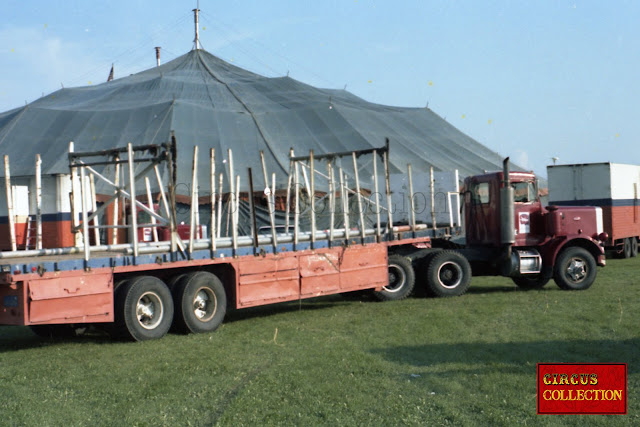 Chapiteau et camion semi-remorque pir transporter le chapiteau du cirque Vargas 