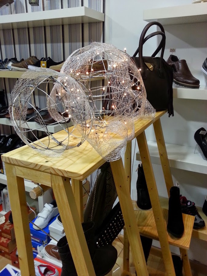 escaparate navideño elegante y sofisticado con bolas luminosas detalle