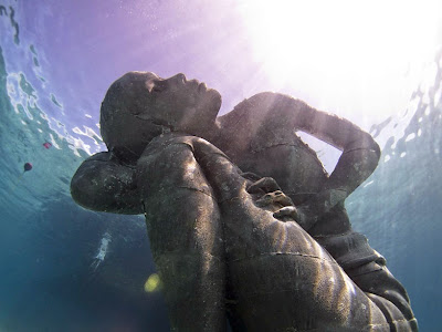 escultura bajo el agua