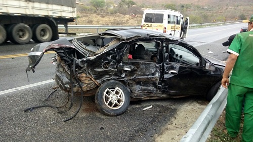 Colisão entre van escolar e carro de passeio deixa 2 mortos na BR-116, em Boa Nova