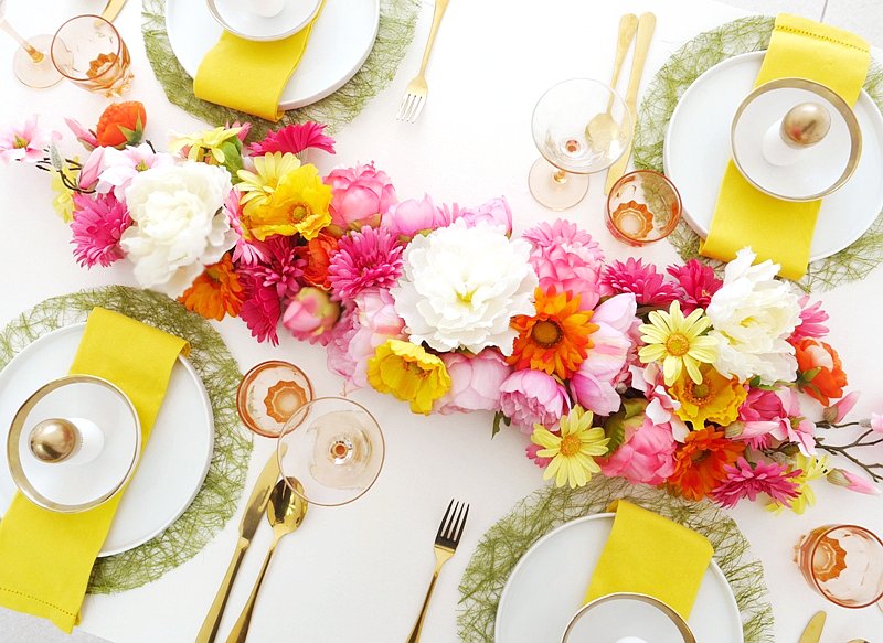 DIY Floral Table Runner - learn to make this easy table decor centerpiece for your Easter brunch, baby or bridal showers, weddng or Spring parties! | BirdsParty.com @BirdsParty