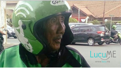 Foto Seorang Kakek Jadi Driver Ojek Online Ini Hebohkan Media Sosial, Bikin Sedih Netizen