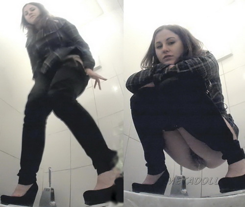 Girl pissing in the toilet got on the hidden camera