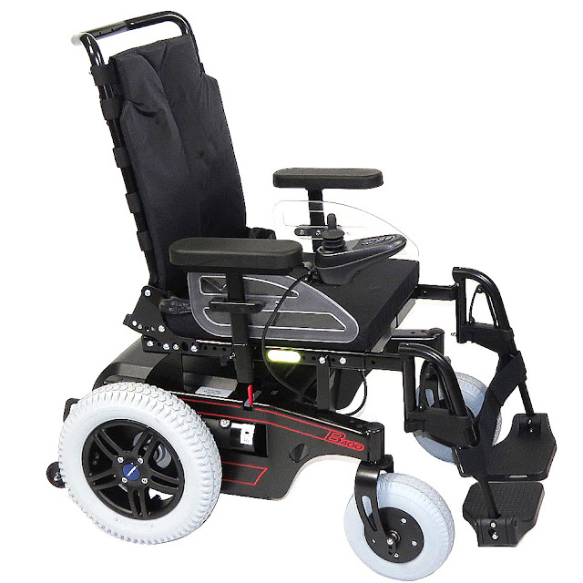 Entenda as diferenças entre cadeira de rodas motorizada e manual
