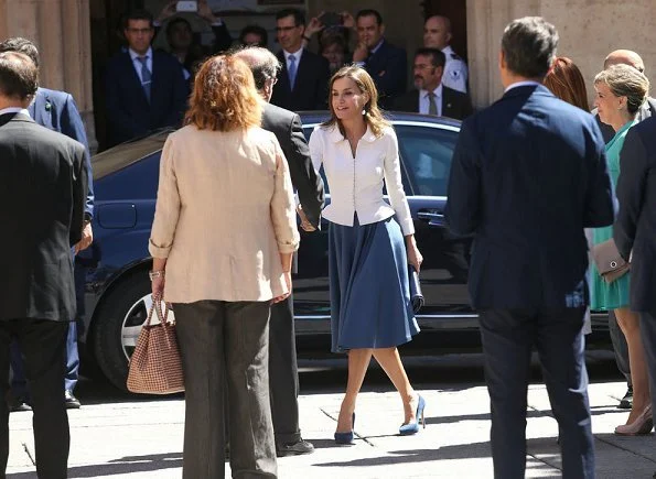 Queen Letizia wore Felipe Varela coat and skirtsuit, Coolook Jewelry earrings, Lodi suede pumps and carried Felipe Varela clutch bag.