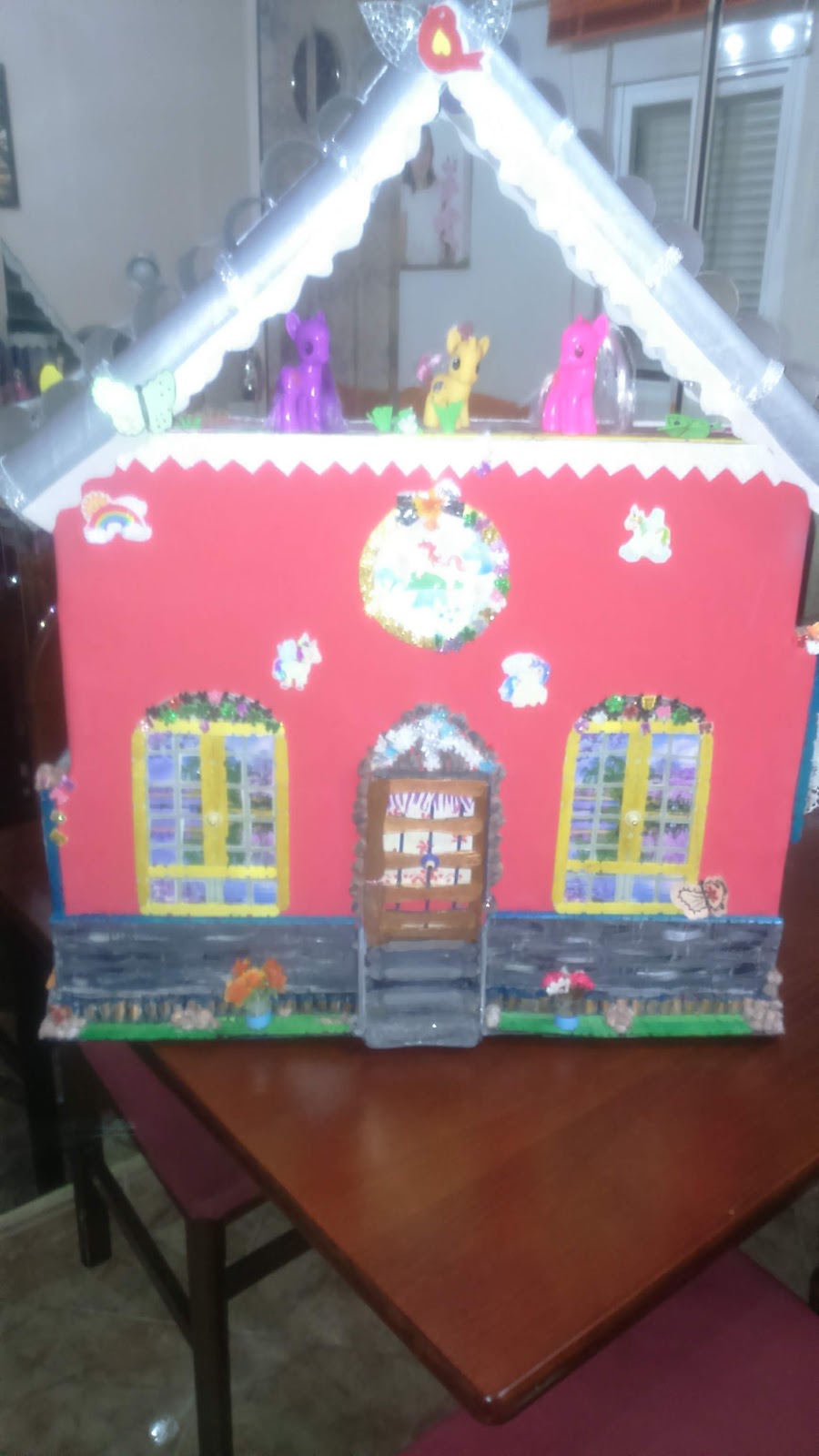 casa de muñecas con carton reciclado