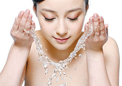 Rửa mặt sai cách khiến da bạn lão hóa nhanh hơn