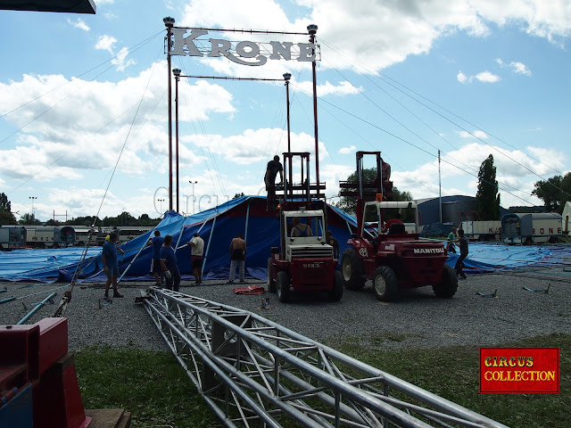 Le chapiteau commence à se dresser au Circus Krone, 2012