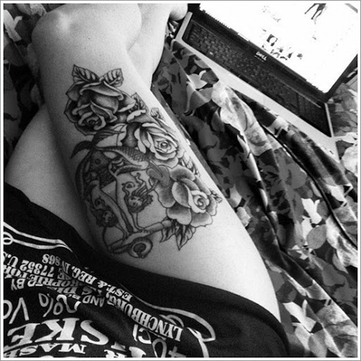 Rosa negra da Tatuagem para as Mulheres na Coxa