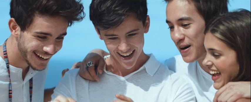 Volare Rovazzi , canzone pubblicità Tre con ragazzo in piscina e Huawei P10 | Giugno 2017