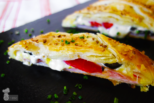 trenza de hojaldre rellena de bechamel, jamón y queso