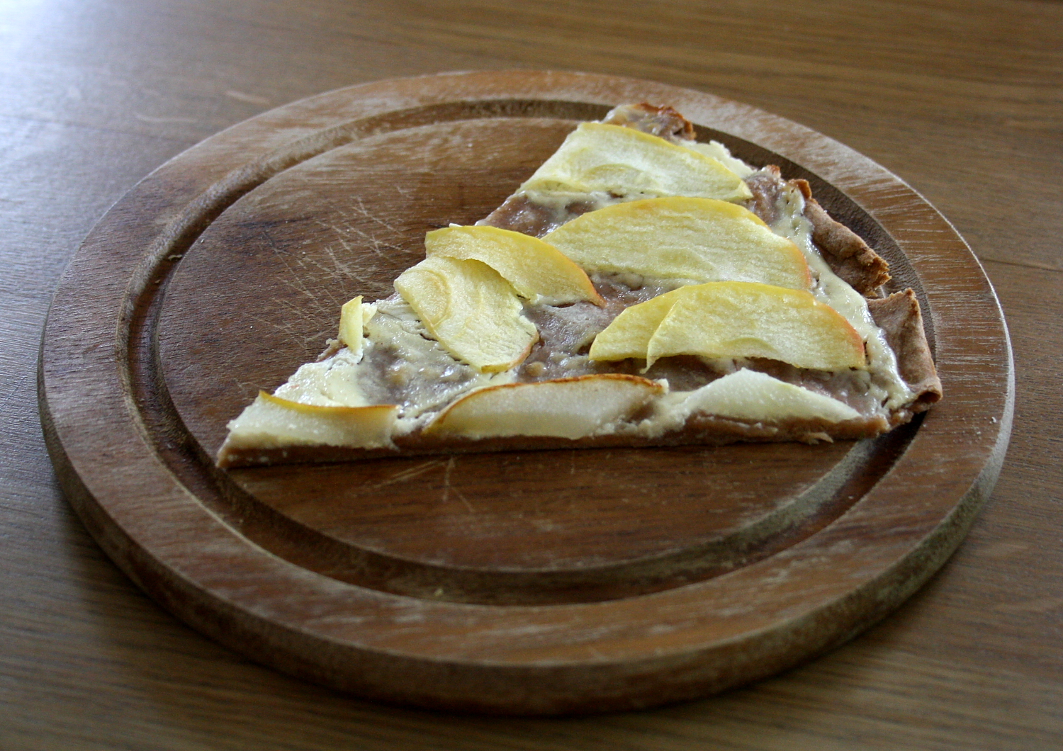 winterlicher Vollkorn-Flammkuchen mit Äpfeln und Zimt – The Vegetarian ...
