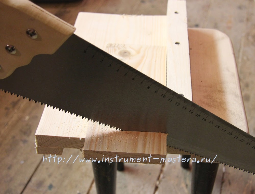 пиление ножовкой по дереву. доска пил. доска пил. фото как пилят доску. доска пил.