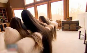 امرأة أمريكية شعرها يتخطى المتر هي وبناتها