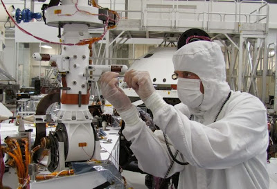 Técnico del JPL operando con el rover Curiosity