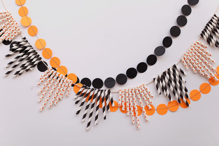 guirnalda decorativa con pajitas