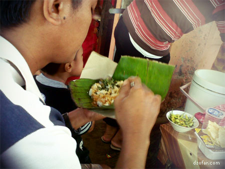 Nasi pecel berbek dibungkus daun pisang