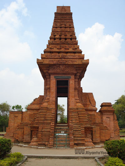 Mojokerto Tourism: Candi Bajang Ratu