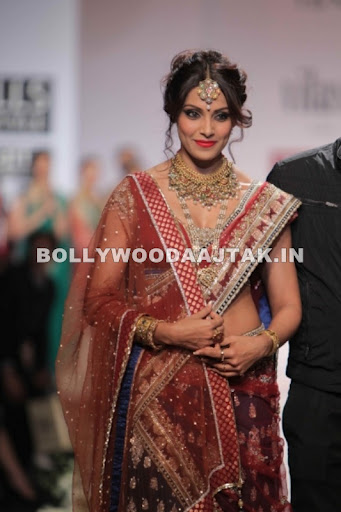 1 - Bipasha Basu and Madhavan walk for designer Rocky S show