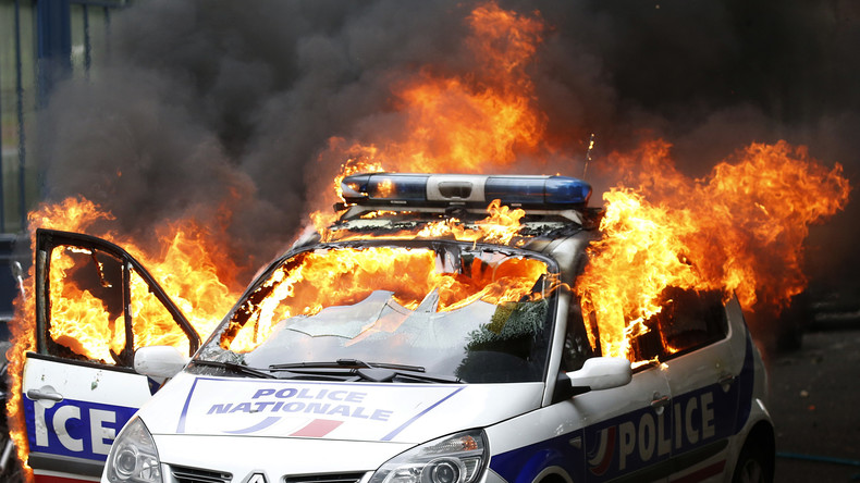 voiture de police brûlée (Photographie d'illustration)