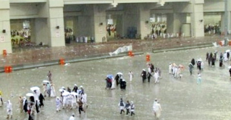Sore Ini, Makkah Diguyur Hujan Lebat Disertai Guntur Menggelegar