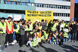 Protesta de las familias de estudiantes del instituto Trueba