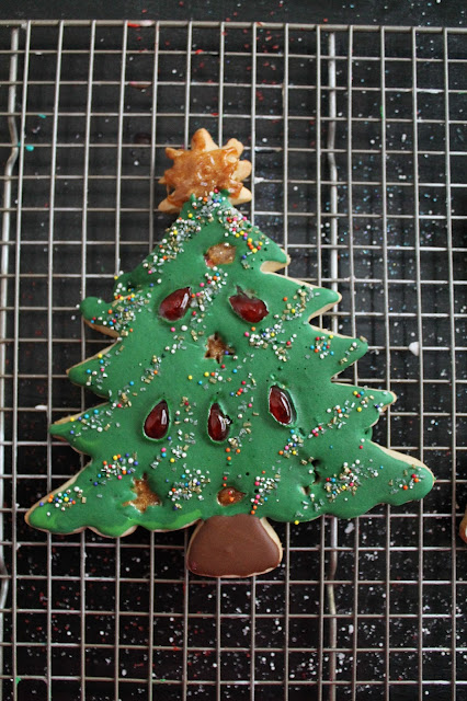 Jumbo Christmas tree cookie cutter-Large Christmas tree cookies ideas- Christmas Tree cookies-Christmas tree decorated cookies ideas-Cookie decorating tutorials-Christmas Decorated cookies ideas-Cookies ideas-Christmas cookies-Anthopologie Jumbo cookie cutters