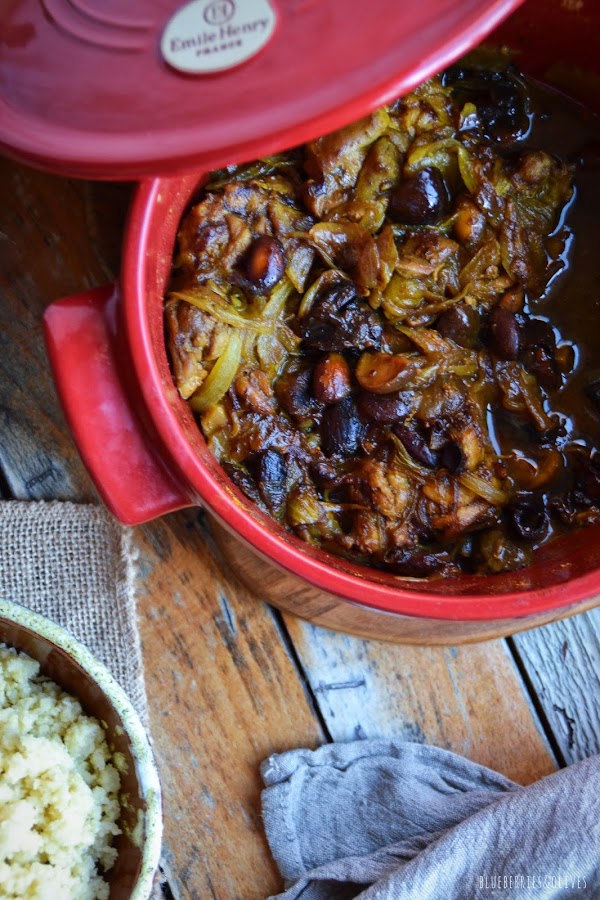 GUISO DE POLLO EN COCOTTE CON CASTAÑAS, CIRUELAS Y ALMENDRAS