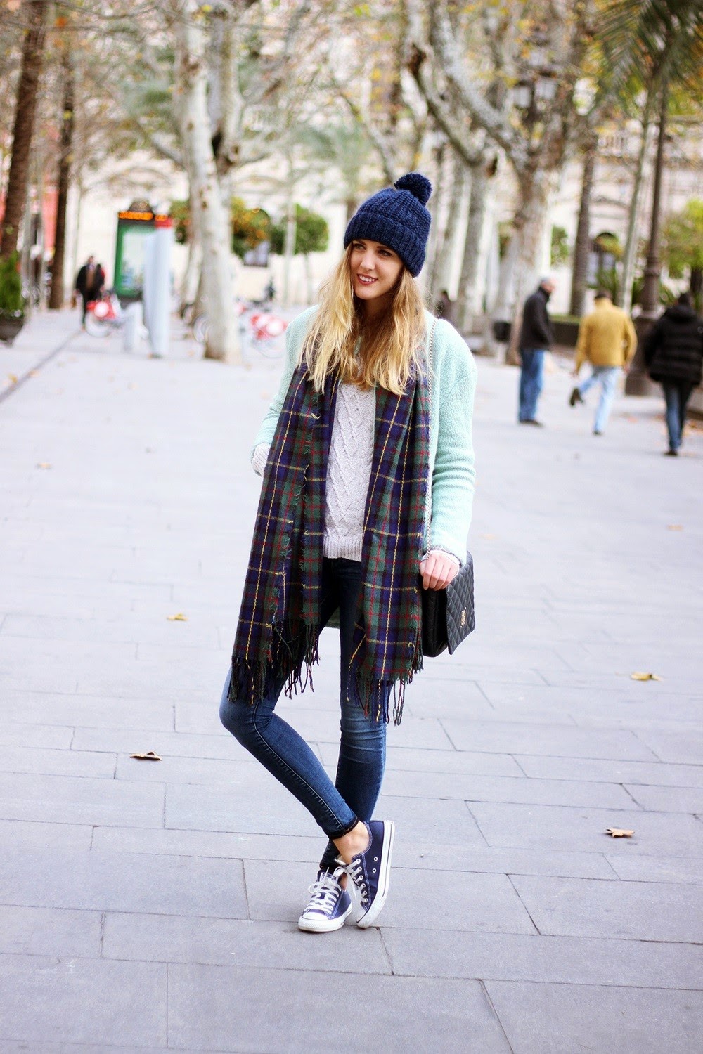 бег для похудения. стритвир стайл 2022. синяя шапка с клетчатым шарфом. шапка под клетчатый шарф. No fart.