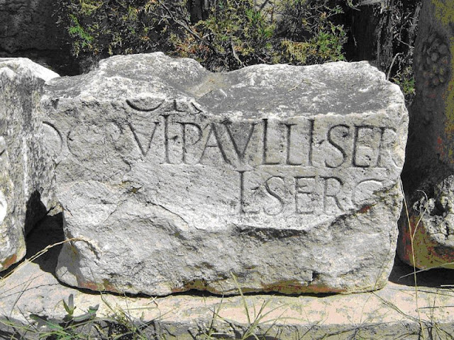 надписанный камень, обнаруженный на месте раскопок древнего Соли (Кирения)