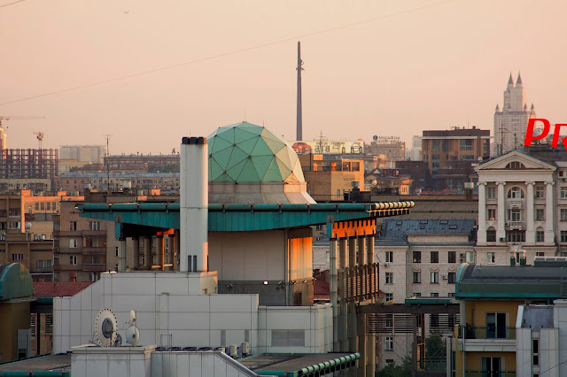 вид с крыши жилого дома на Новинском бульваре в сторону Кутузовского проспекта, монумент Победы