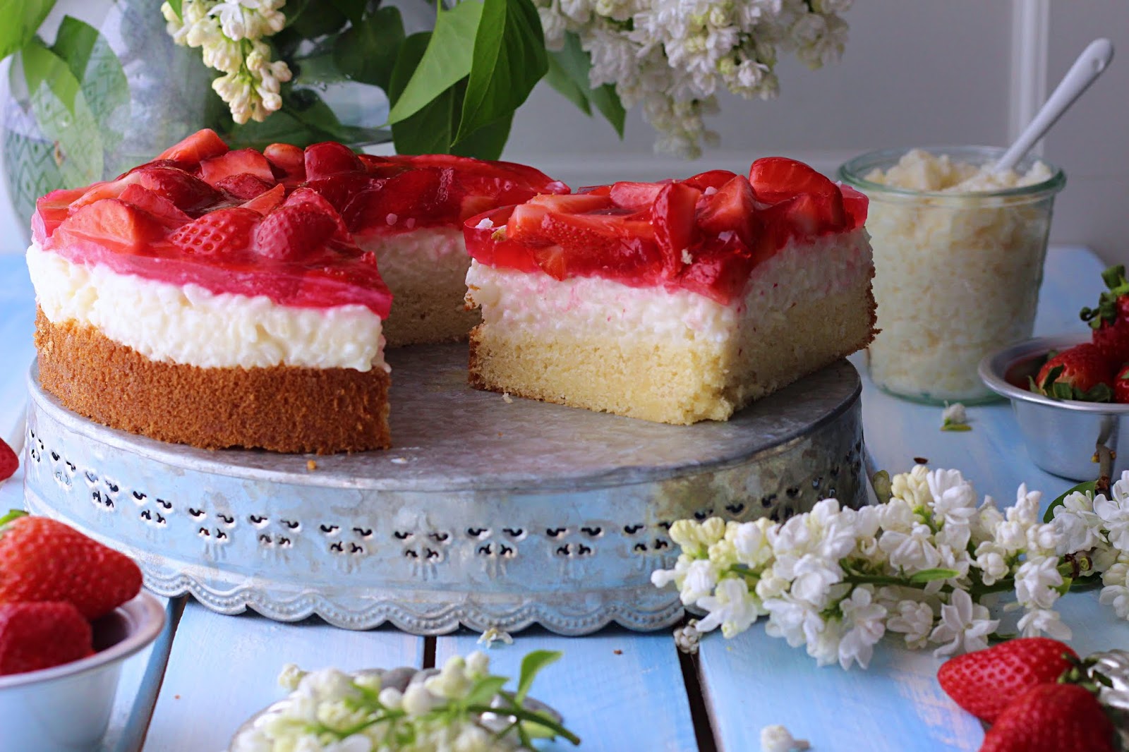 Erdbeer-Milchreis-Kuchen mit lockerem Vanille-Boden - Biskuitwerkstatt