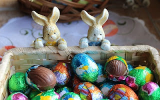 Conigli con uova di cioccolato