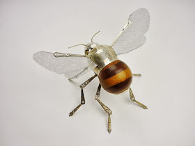 03-Bumble-Sculptor-Recycled-Animal-Sculptures-Dean-Patman-Graphic-Design-www-designstack-co