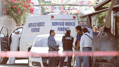 La policía en el lugar donde fue asesinada la alcaldesa del municipio de Temixco, Gisela Mota Ocampo.