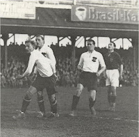 Contro l'Ungheria il 24 aprile 1932: 8-2 per l'Austria ! Partita giocata all'Hohe Warte di Vienna, davanti a 60.000 spettatori. Sindelar segnò le prime tre reti dell'Austria. Contro l'Ungheria il 24 aprile 1932: 8-2 per l'Austria ! Partita giocata all'Hohe Warte di Vienna, davanti a 60.000 spettatori. Sindelar segnò le prime tre reti dell'Austria.
