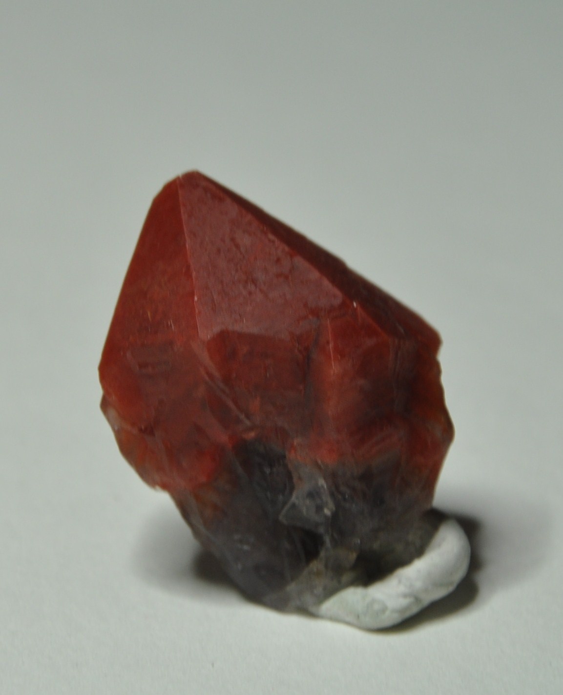 Камень похожий на рубин. Рубин круглая огранка. Красный бриллиант красный алмаз. Рубин камень граненый. Кроваво красный рубин.