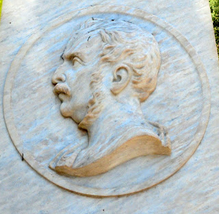 το ταφικό μνημείο της οικογένειας Εμμανουήλ Ψύχα στο ορθόδοξο νεκροταφείο του αγίου Γεωργίου στην Ερμούπολη