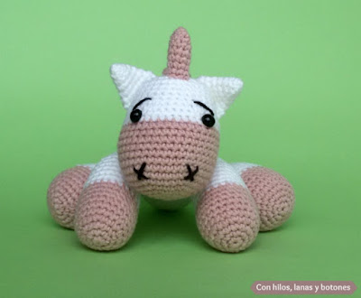 Con hilos, lanas y botones: unicornio amigurumi rosa