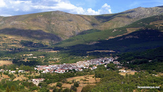 Candelario Salamanca vista general del pueblo y la sierra de Candelario al fondo