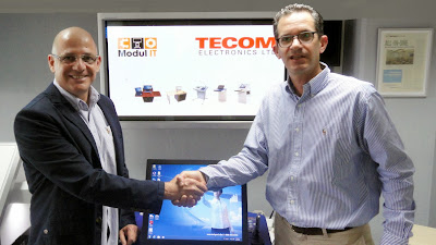 Aviv Brosilovski, Tecom CEO (Right) with Haim Elallouf, Modul IT Director of Sales (Left) sign the agreement in Tecom HQ Office
