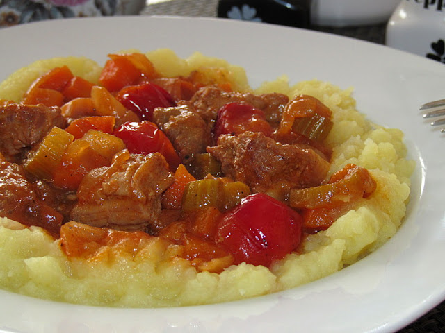 Говядина тушеная со сливами