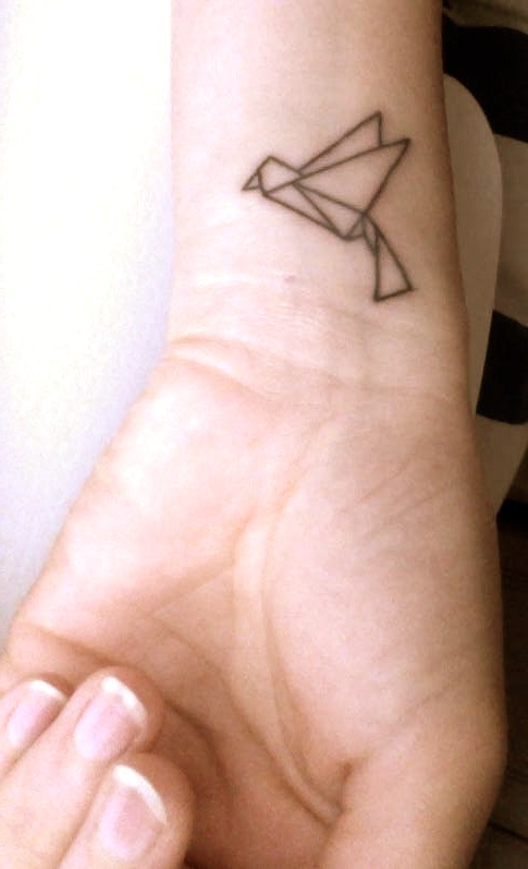 fotografia del tatuaje de una figura origami 