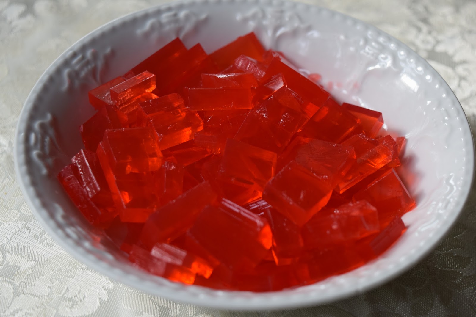Красная икра с агар. Как сделать красную икру в домашних условиях. Молекулярная икра. Икра искусственная красная. Икра из соевого соуса и агар агара.