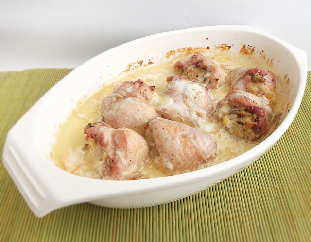 Copănele de pui umplute cu ciuperci, în sos de smântână